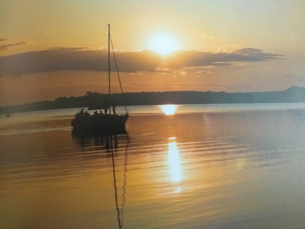 Zachód słońc nad mazurskim jeziorem